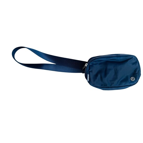Lululemon Bag Women's Everywhere Navy Nylon Inner Pocket Zip Adjustable Belt - Picture 2 of 8